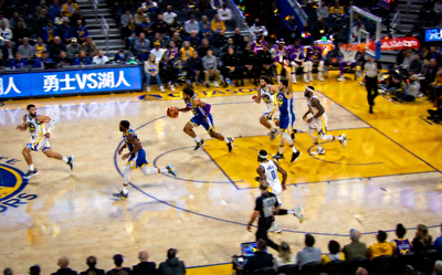 NBA常规赛金州勇士对阵洛杉矶湖人的直播比赛画面，球员在场上拼抢