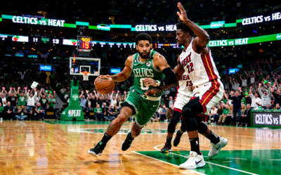 NBA季后赛波士顿凯尔特人对阵迈阿密热火的精彩比赛直播画面